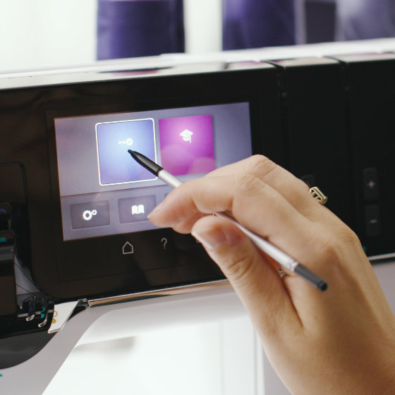 BERNINA-L890-Feature-Touchscreen